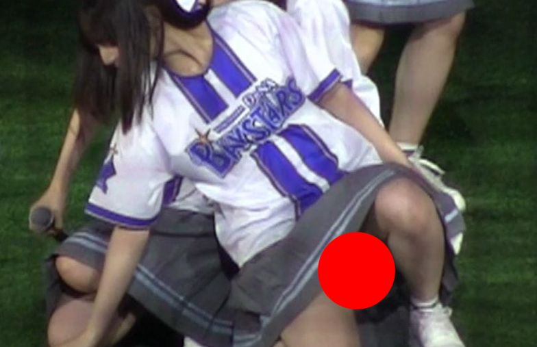 【画像】ハマスタで女性アイドルのスカートの中が丸見えにｗｗｗｗｗｗｗｗｗｗｗｗ