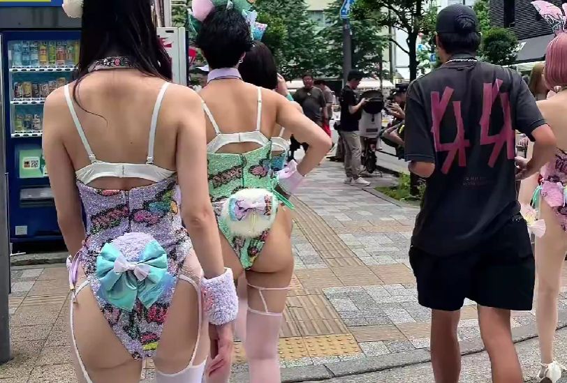 【動画あり】ドス ケベ痴女集団、アキバに集結してしまうｗｗｗｗｗｗｗｗｗｗｗ