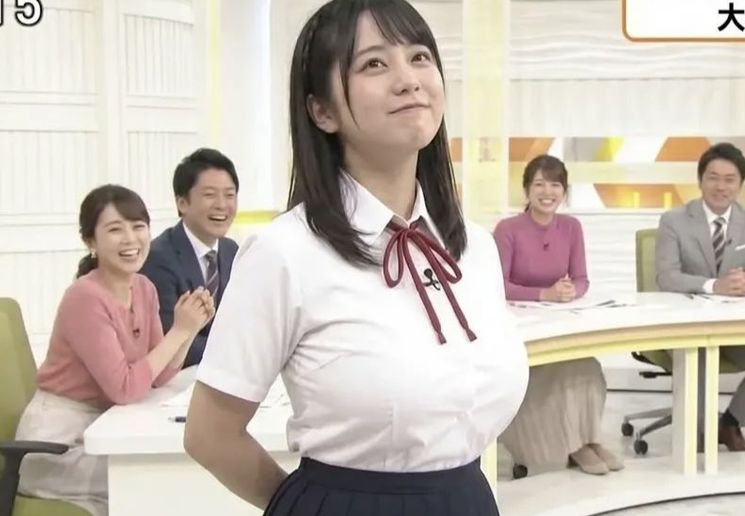 【画像】デカ乳女子アナさん、地上波でピチピチの制服姿を披露してしまうｗｗｗｗｗｗ