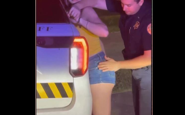 【動画】ベトナムの職務質問、これセクハラだろｗｗｗｗｗｗｗｗｗｗ