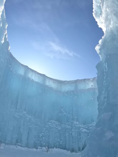 【冬祭り】北海道千歳・支笏湖氷濤まつりへ！2025年2月1日(土) ～ 2月24日(月・祝)「北海道を代表する冬の祭典。夜は色とりどりのライトに照らされ、幻想的な世界を演出」