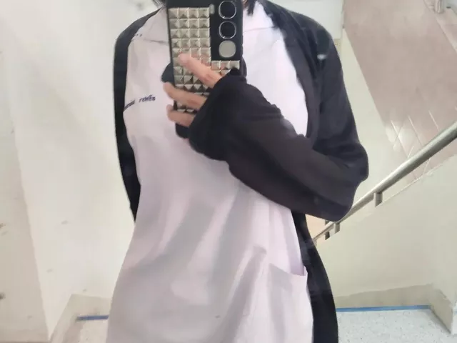 【画像】本物の陰キャ女子の自撮り、心霊写真みたいになるwwwwww