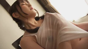 【岬愛奈】あの美人さんが、これでもかとスケスケ乳房を見せてしまった作品です。美しい顔ときれいな体、どちらからも目が離せないエロ作品です。