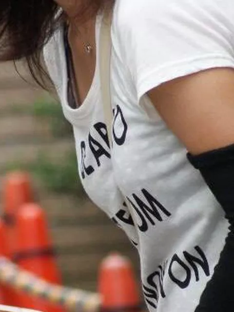貧乳女子の涙ぐましい乳アピール！？斜めがけしたかばんの紐でおっぱい強調するパイスラエロ画像