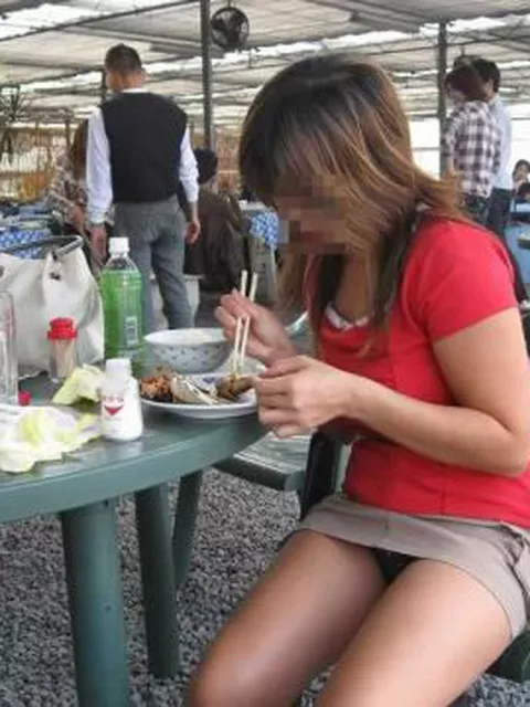 誰もが興奮する素人女性のハプニング…もはや痴女レベルのミニスカ！？パンツまる見え街撮りエロ画像