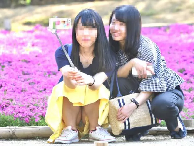 パンツが見えちゃってる女の子のもっこり股間がエロ過ぎる…素人女性がやらかしたハプニングエロ画像