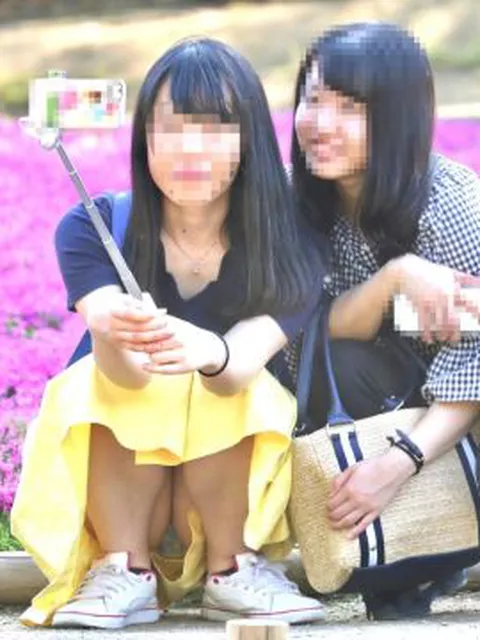 パンツが見えちゃってる女の子のもっこり股間がエロ過ぎる…素人女性がやらかしたハプニングエロ画像