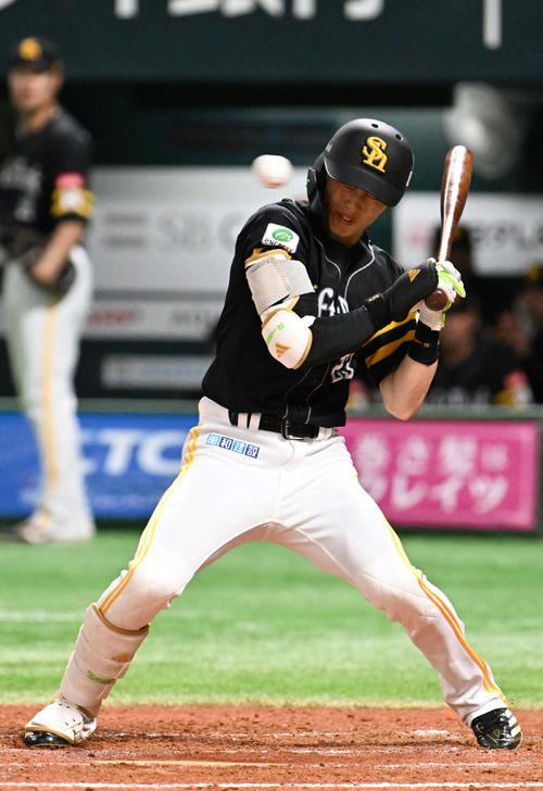 【悲鳴】周東が頭部死球！ヘルメット吹っ飛ぶ