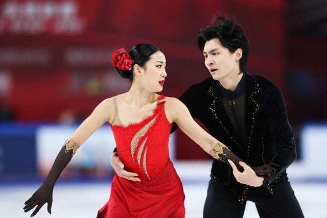 【ミサイル型のぬいぐるみ!?】中国選手の演技後のおもちゃｗｗｗどんだけ不適切なんだよｗｗｗ