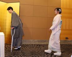 松葉杖の辻本達規を、珠理奈が優しく支える姿に胸キュン…！ まさかのハプニングも！？結婚会見ツーショットに隠された甘々エピソード