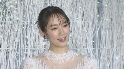 【純白のドレスで登場！】里帆ちゃんのクリスマス＝大河ドラマ撮影現場！「健康診断？ そんな暇ないよ～！」可愛すぎる激務宣言」