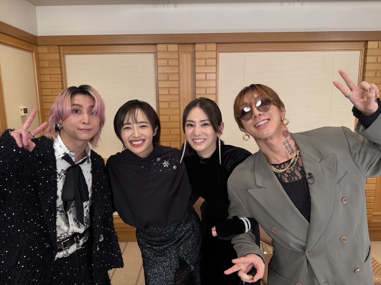 【腕組みショット】人気アーティストと北川景子の仲良し写真が大反響！