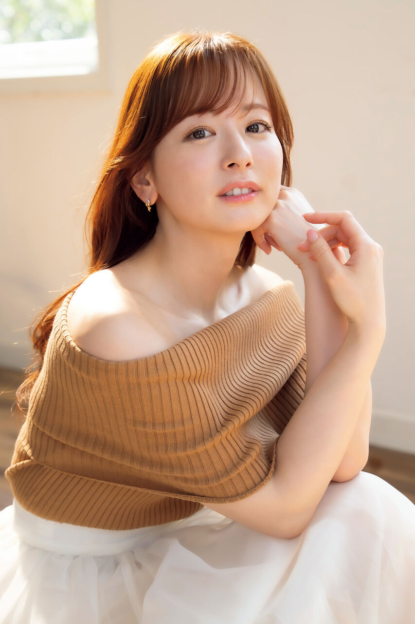 【芸能】41歳の皆藤愛子アナが16年ぶりに解禁！ “胸元チラリ”大胆カット公開でネット騒然「セクシーすぎる」「色っぽくて美しい」の嵐