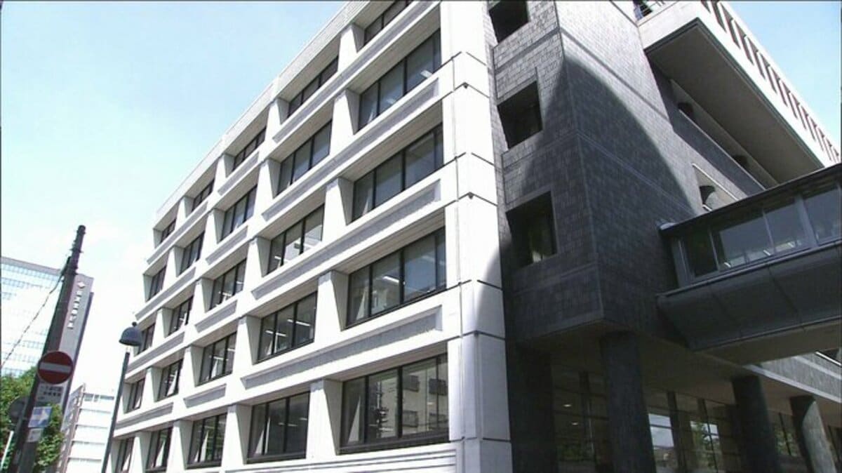 中学校の廊下で1分間ノンストップ…！？ 男子生徒が容赦なく殴る蹴るの暴行動画がSNS大炎上