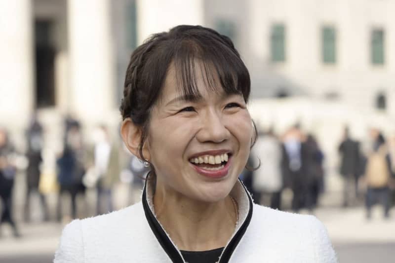 【衝撃復帰】豊田真由子「ぞうきんがけから」白スーツ初登院