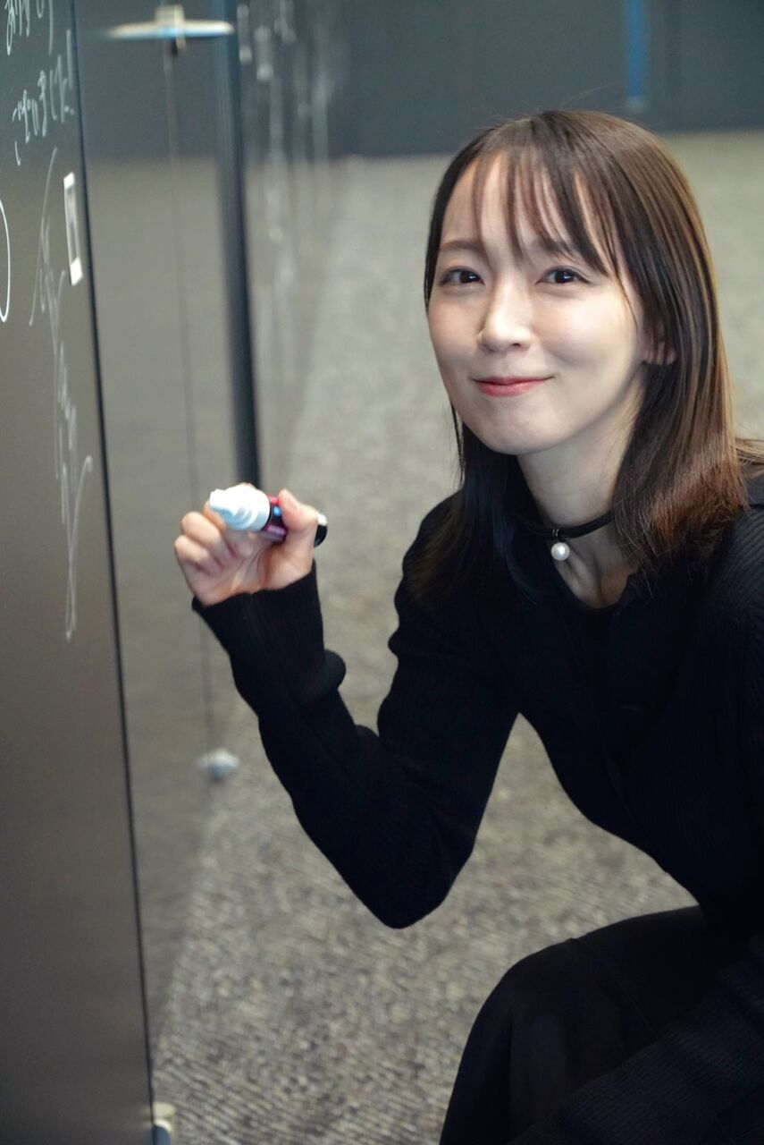【驚愕！】吉岡里帆のサイン姿にファン大興奮！SNSで「ビジュ爆発」「ボードに嫉妬殺到」の嵐