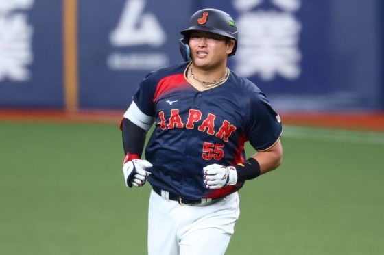 【衝撃】村上宗隆のガム噛み腕組みに批判殺到！天皇陛下前でこれは…