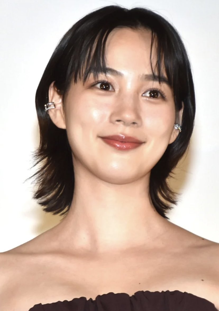 【レッドカーペットのトップバッター！】のん、胸元あらわなむっちりドレスで大人の女性へイメージ転換