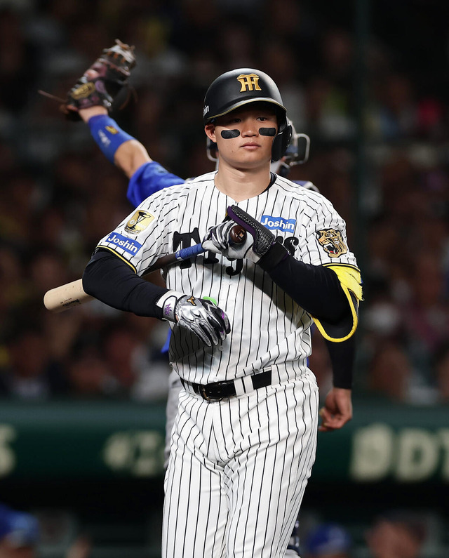 甲子園回無死一、二塁、近本の空振り直後に肩が先に落ちた。残心が崩れた瞬間の身体が語っていたこと。