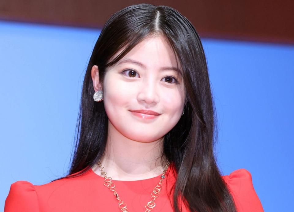 綾瀬はるか＆今田美桜の紅白ドレスがヤバすぎ…「顔小さすぎて現実おかしい」「綺麗すぎて固まった」ネット大パニック
