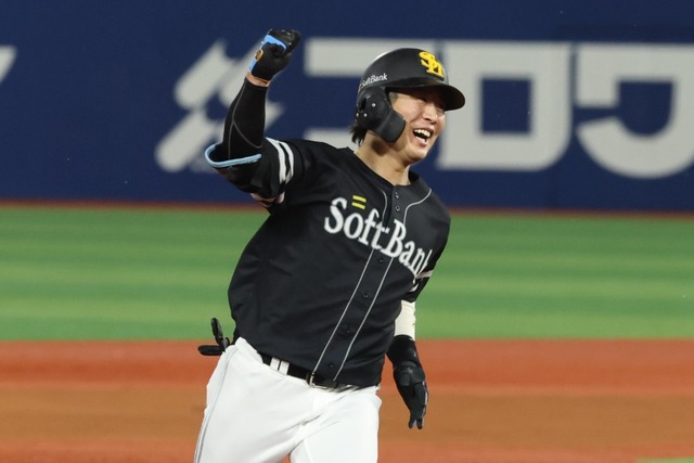 川村友斗・日本シリーズ第2戦 勝ち越しソロ直後の残心 ——『まさか』の一打のあと、中心はどこに残ったか