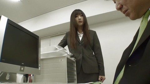 生意気女子社員に痴漢したら従順になり簡単にヤラしてくれました 前半