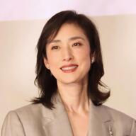 天海祐希 スカート見えパンツで大人の魅力炸裂!?