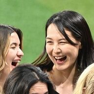 【レア…真美子さん最前列に！】ドジャース奥様会の集合写真…笑顔の真美子さん前列で座ってる！