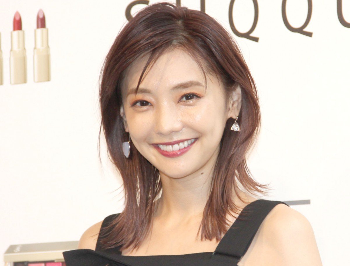 【破壊力抜群…ミニスカで登場！】ゴチ新メンバー倉科カナ、制服姿がヤバすぎる…38歳とは思えない美脚とブリティッシュスタイルにネット騒然！
