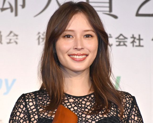 【話題…アリスの全身タイツ！】大バズリ、広瀬アリスがファンの期待に「こういうことだよ」…緑の全身タイツ公開で！