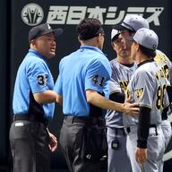 【悲報】藤川監督、リクエスト判定にブチギレ退場　虎党も大荒れ