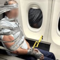 【衝撃】飛行機内で大暴れした男、シルバーテープで全身ぐるぐる巻きにされる