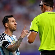 【W杯】メッシが審判へ猛抗議…試合中に何が起きたのか？