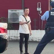 【衝撃】刃物男がコンビニで強盗　警察官の発砲で制圧された件