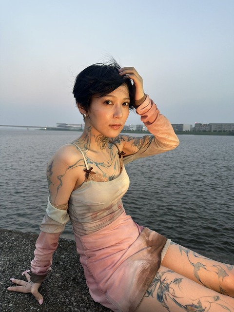 【画像】「全身びっしりタトゥー」元NMB48木下百花(29歳)の姿に視聴者衝撃「流石に引く」