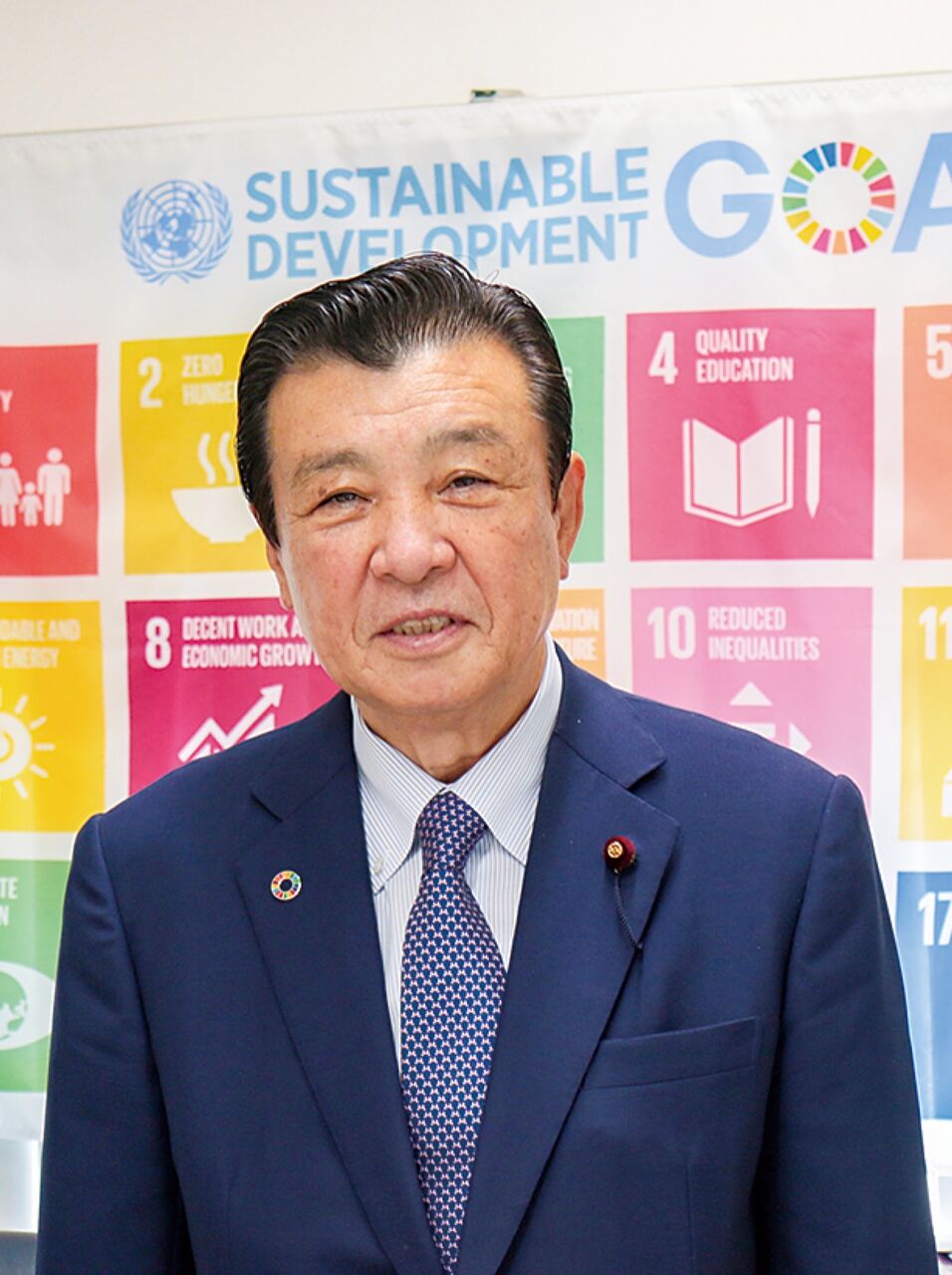 キャバクラ女性を蹴り負傷させた76歳市議！議会でも飲食、スマホでギャンブルやりたい放題