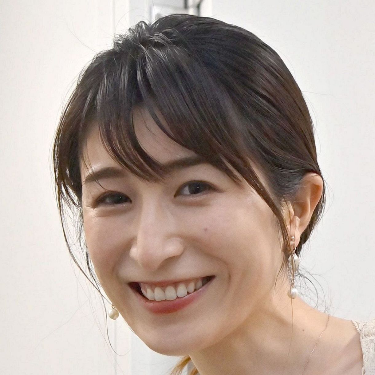 【画像】35歳・おかもとまり、衝撃の“手ブラ”グラビア　大胆ランジェリーカットも