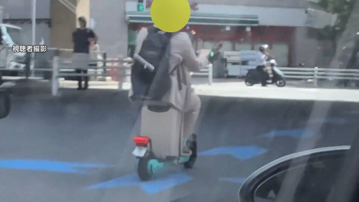 【画像】電動キックボード、スーツケースをイス代わりにしてLUUPを運転する男性が目撃される