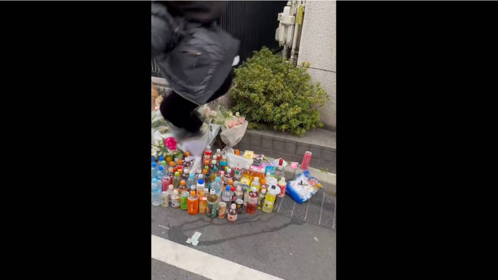 【ライバー刺殺事件】「胸糞悪すぎる」現場の献花を踏みつける動画が拡散