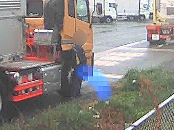 【迷惑行為】タバコ吸いながら立ちション、高速道路のSAで後絶たぬ『トラック運転手の迷惑行為』