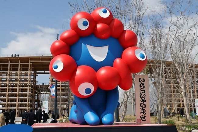 【万博】酷評だった“ミャクミャク”が大フィーバーの訳…記念撮影は1時間待ち、売り切れ続出