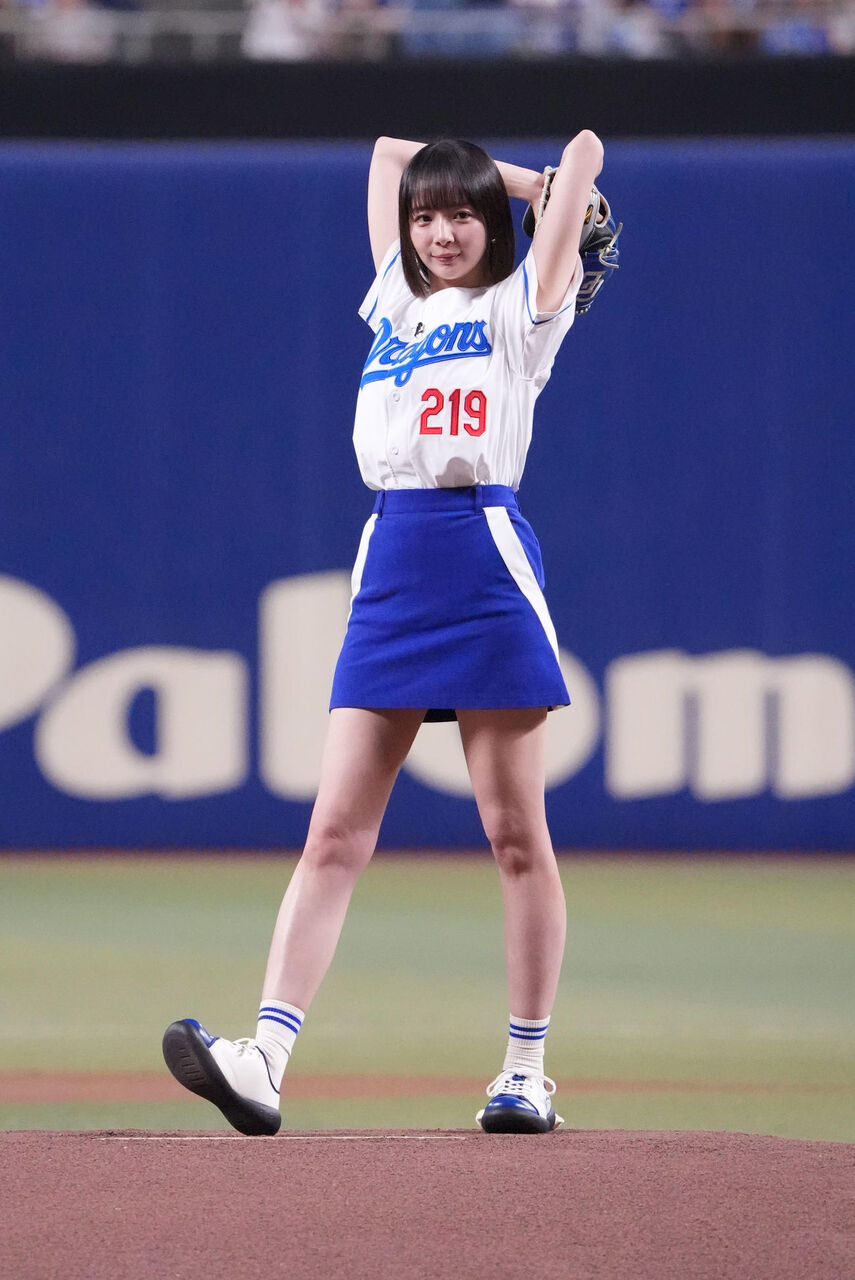 「めっちゃ、かわいい」人気雀士・岡田紗佳が青のミニスカ姿で始球式　足を上げた瞬間響めき！