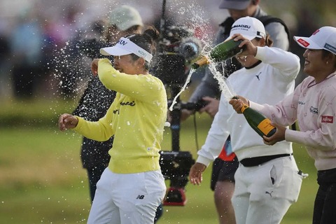 全英女子OP　山下美夢有が涙のメジャー初V　日本人6人目の快挙　シャンパンシャワーに笑顔