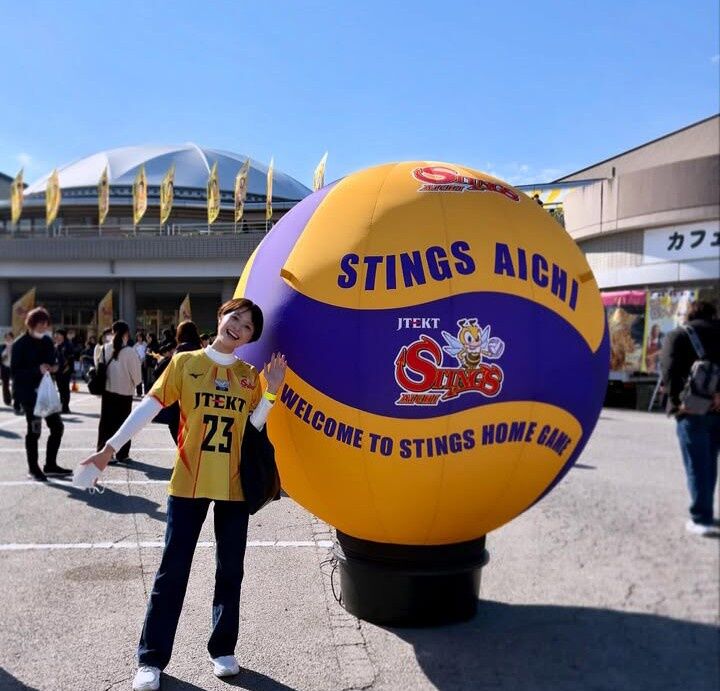 元フジ・渡邊渚アナ　熱烈推しのイケメンバレー選手を愛知まで遠征し、背番号入りユニで生応援　