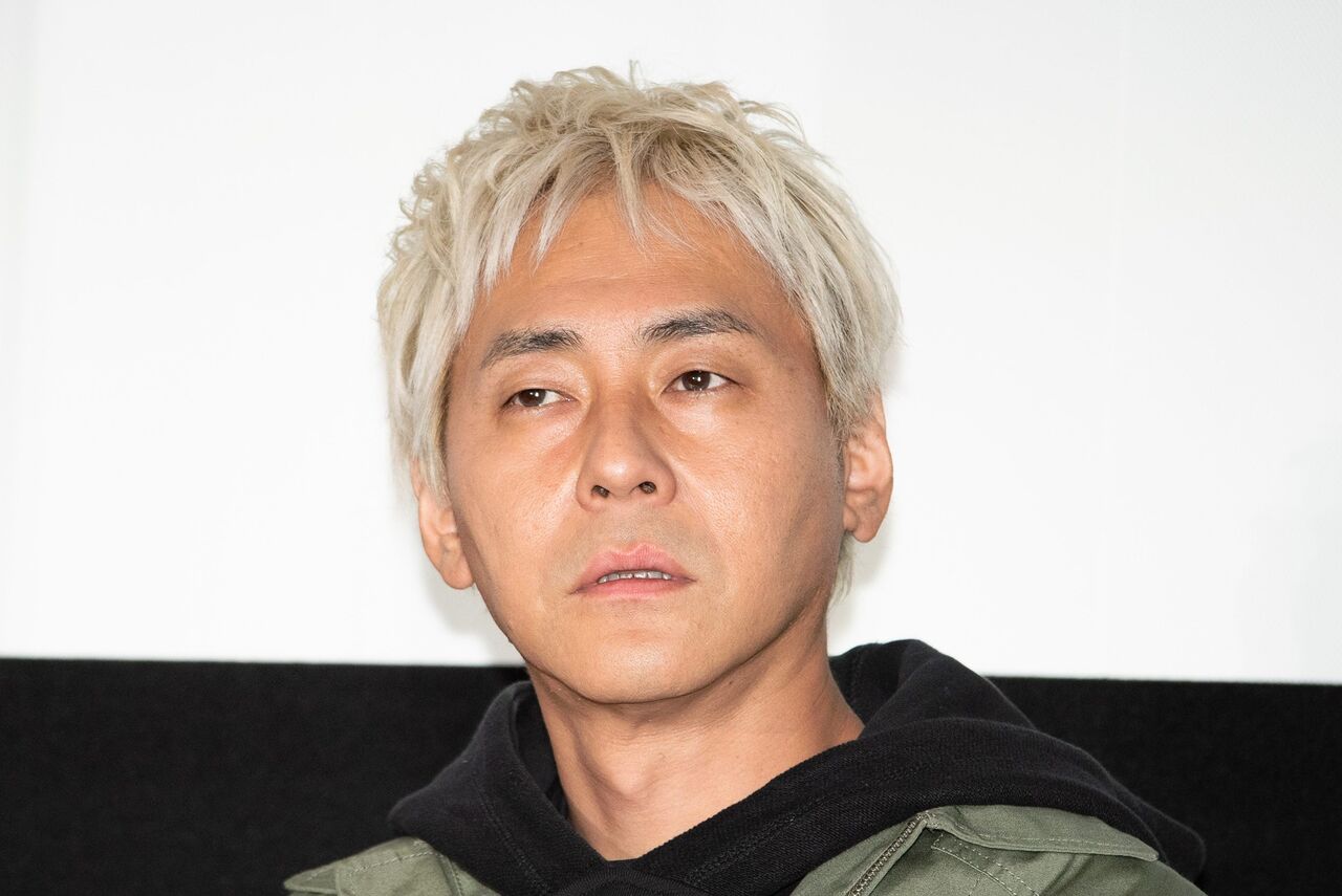 ヒロシ　広々自宅の鉄骨むき出しおしゃれ内装公開!“カッコ良すぎ”なデザインの家具と愛猫が反響