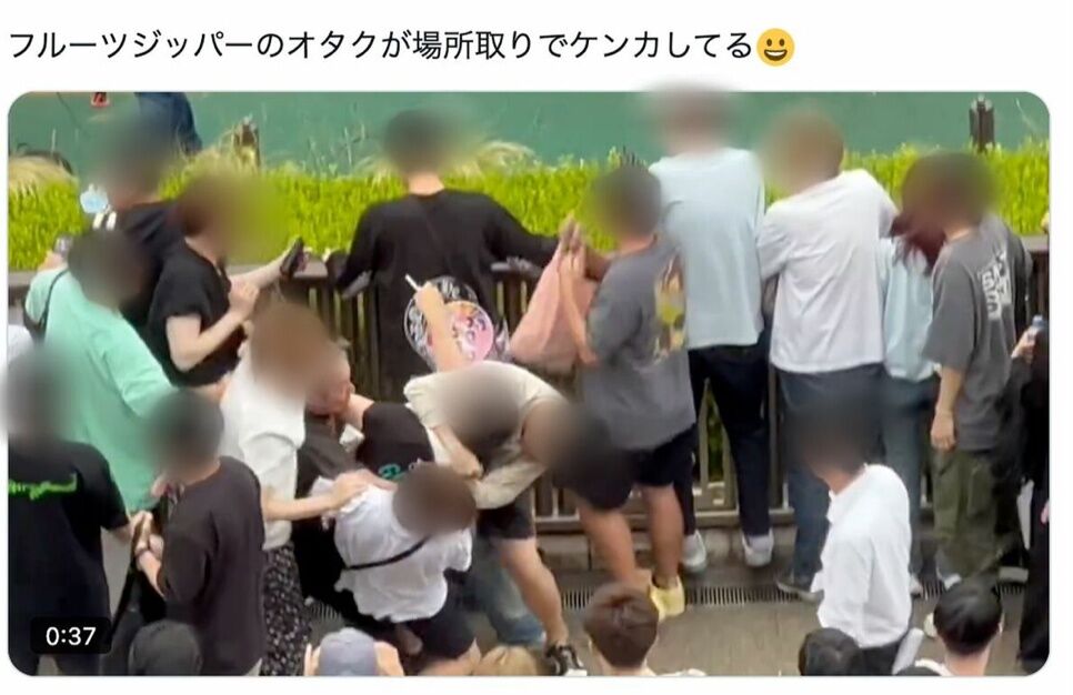 【動画】アイドルファンの乱闘か、東京競馬場で取っ組み合いのケンカ！