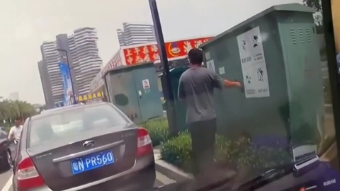 【動画】中国人さん　路上変圧器におしっこをかけて感電するｗｗｗｗｗｗｗｗｗｗｗｗｗｗ