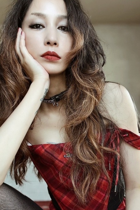 【画像】芸能界で急増する“タトゥー隠さない”路線　中島美嘉、がっつり“胸元”タトゥー見せ
