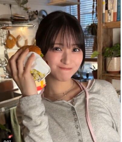 =LOVE・佐々木舞香、マックCMのハンバーガー“甘噛み”動画にツッコミ続出
