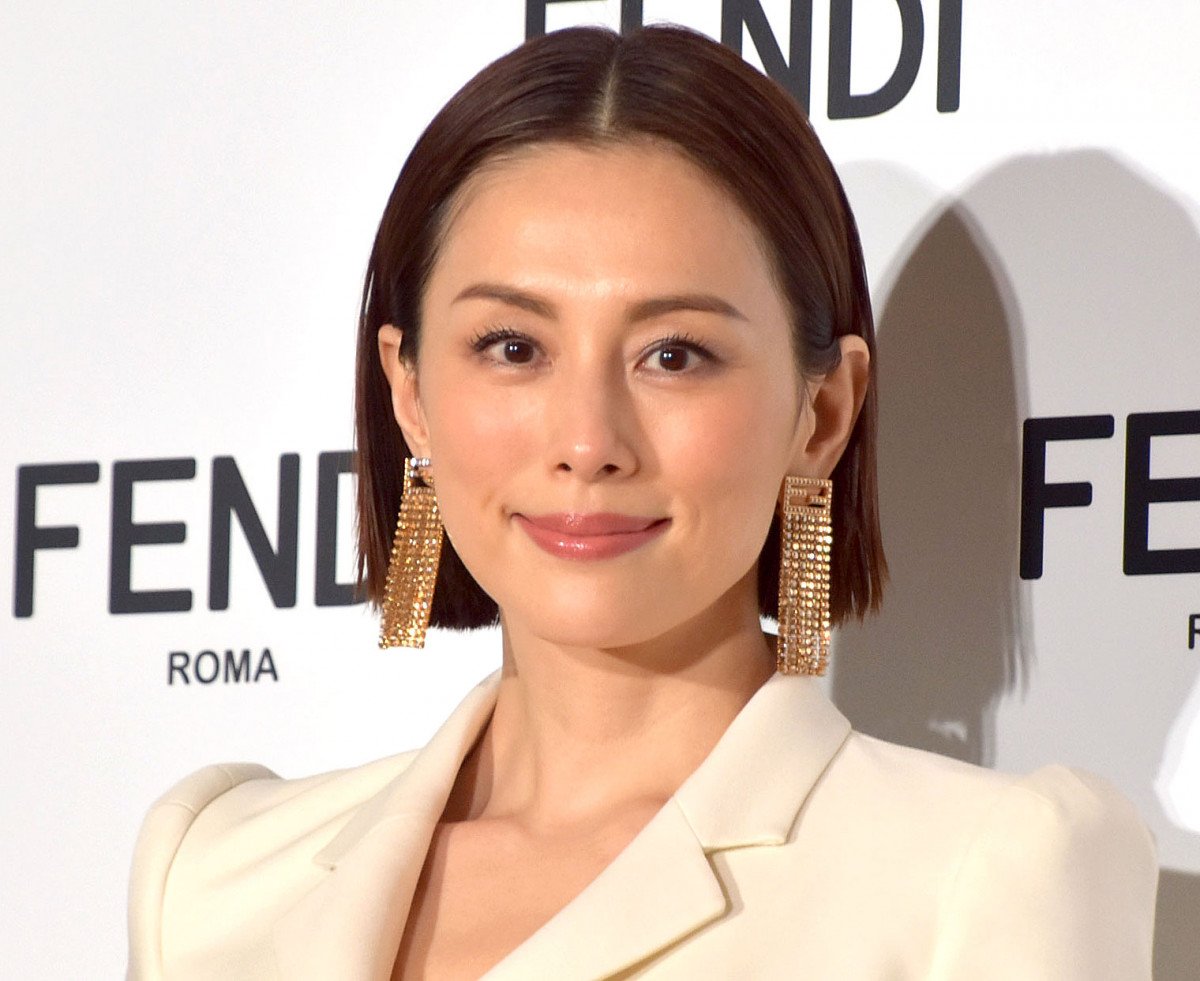 【文春】衝撃スクープ！米倉涼子（50）麻薬取締法違反容疑でマトリが本格捜査へ！